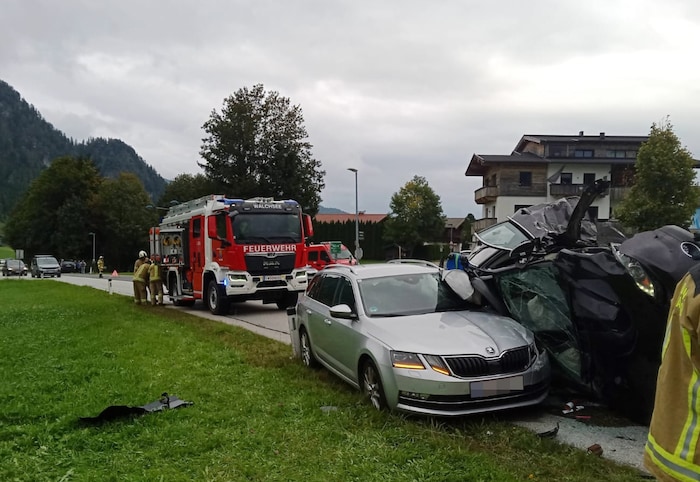 Der Einsatz nach dem Unfall mit insgesamt drei beteiligten Fahrzeugen.