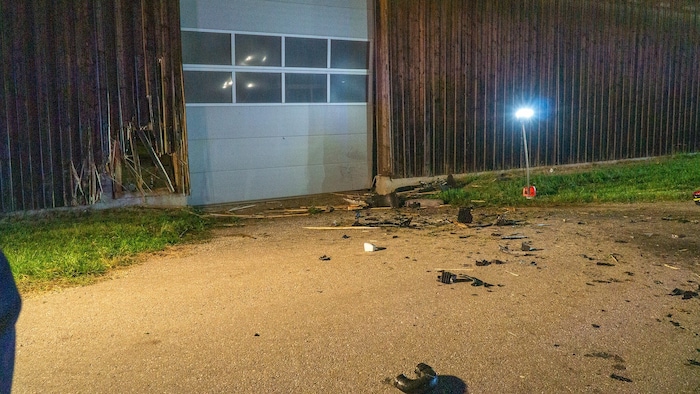 Der führerscheinlose Lenker prallte mit dem Auto gegen diese Maschinenhalle, die Spuren sind ...