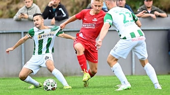 Jan Zaagsma (Mitte) und Sirnitz behalten im Derby die Oberhand. 