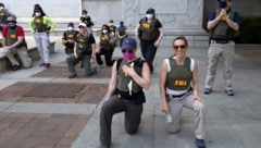 Das Bild sorgte schon 2020 für Aufsehen: FBI-Agenten knien nieder, um an den ermordeten George ...