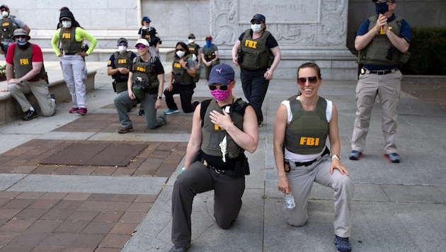 Das Bild sorgte schon 2020 für Aufsehen: FBI-Agenten knien nieder, um an den ermordeten George ...