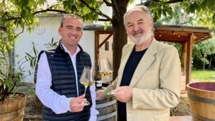 Gastgeber Hans Nittnaus (re.) und Herbert Oschep, Obmann von Wein-Burgenland, stießen gemeinsam ...