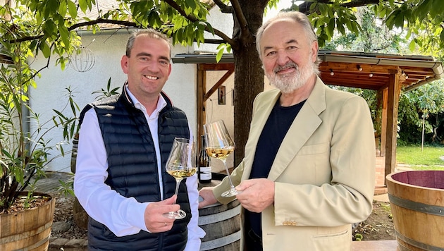 Gastgeber Hans Nittnaus (re.) und Herbert Oschep, Obmann von Wein-Burgenland, stießen gemeinsam ...