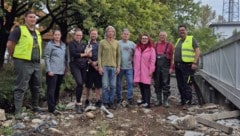 Die Freiwilligen waren schnell zur Stelle und konnten 250 Kilogramm Fisch retten.