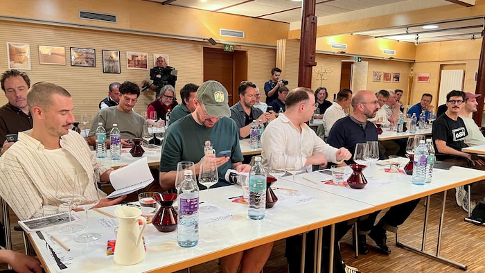 Die Masterclass verfolgte mit größter Aufmerksamkeit und Neugierde die vinophile Zeitreise im ...