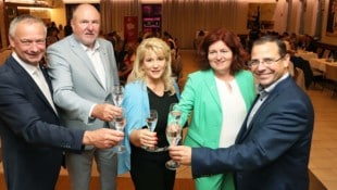Manfred Denk, Anton Putz, Petra Bischof, Doris Granabetter und Andreas Wirth (v. li.) stießen ...