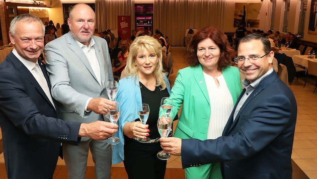 Manfred Denk, Anton Putz, Petra Bischof, Doris Granabetter und Andreas Wirth (v. li.) stießen ...
