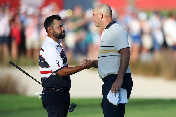Österreichs Golfstar Sepp Straka (re.) verlor sein Ryder Cup-Einzel gegen JJ Spaun.