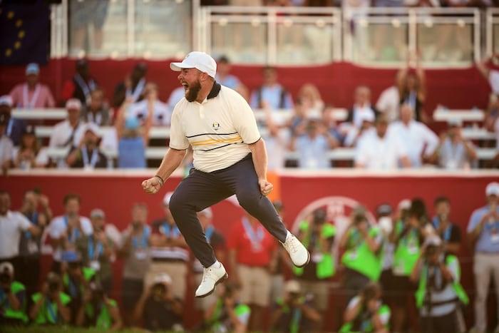Shane Lowry war nach seinem halben Punkt, der die Titelverteidigung sicherte, völlig losgelöst.