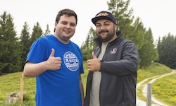 „Tinderreisen“-Star Patrick zieht mit seinem Kumpel und Reality-TV-Neuling Danny ins Forsthaus.