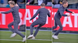 Alles muss raus! Oliver Glasner setzt vor lauter Freude zum Sprint an.