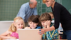 Über die Geräteinitiative des Bildungsministeriums wurden seit 2021/22 bereits rund 470.000 ...