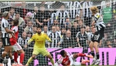 Nick Woltemade (re.) kickt nicht beim FC Bayern, sondern bei Newcastle. Am Sonntag traf er bei ...
