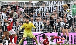 Nick Woltemade (re.) kickt nicht beim FC Bayern, sondern bei Newcastle. Am Sonntag traf er bei ...