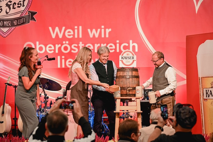 Zu Beginn meinte Simone noch, sie geht von zirka fünf Schlägen aus, bis das Bier sprudelt.