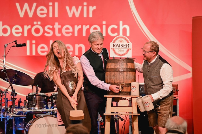 :-) 18 Schläge – man beachte die leicht verzweifelten Blicke von Josef Paukenhaider (Brau Union) ...