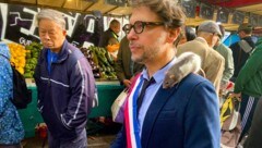 Sie hat schwarze Knopfaugen und dünne, lange Schnurrhaare, die zittern, wenn sie sich neugierig ...