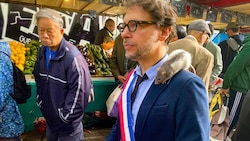 Sie hat schwarze Knopfaugen und dünne, lange Schnurrhaare, die zittern, wenn sie sich neugierig ...