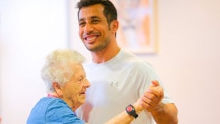 Bewohner und Pfleger genießen einmal pro Monat die Livemusik im Seniorenzentrum Franz Hillinger.