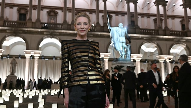 Cate Blanchett ehrte Giorgio Armani ein letztes Mal und erschien am Sonntag zur Fashion Show mit ...
