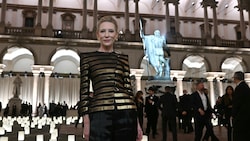 Cate Blanchett ehrte Giorgio Armani ein letztes Mal und erschien am Sonntag zur Fashion Show mit ...