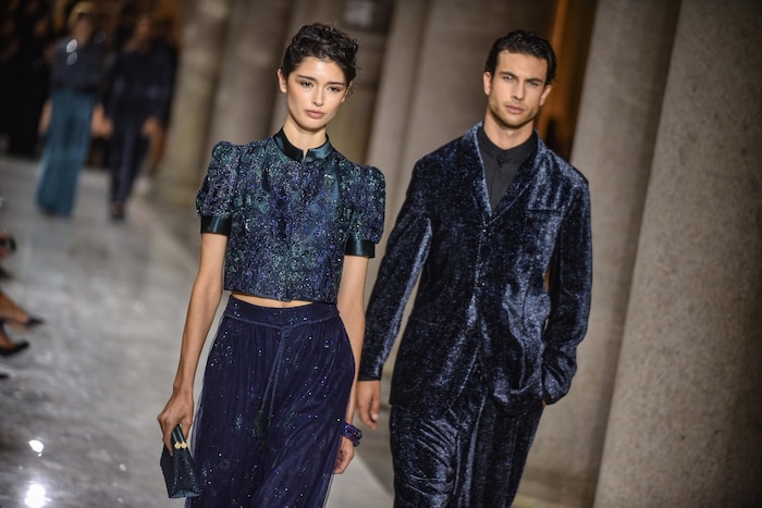 Gleichzeitig werden in der Pinakothek Brera in Mailand ikonische Kleidungsstücke von Armani ...