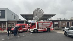 Die Feuerwehrautos verstellten anfangs die Sicht auf die Kundgebung.