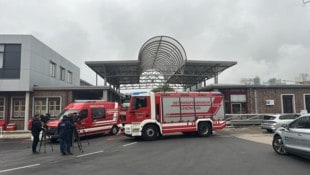 Die Feuerwehrautos verstellten anfangs die Sicht auf die Kundgebung.