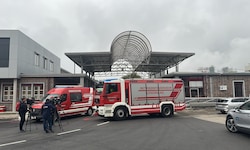Die Feuerwehrautos verstellten anfangs die Sicht auf die Kundgebung.
