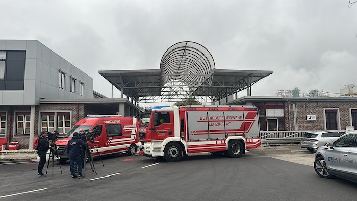 Die Feuerwehrautos verstellten anfangs die Sicht auf die Kundgebung.
