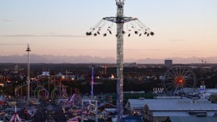 Schockierende Momente für 32 Gäste im 80 Meter hohen Jules-Verne-Tower am Samstag. Sie mussten ...