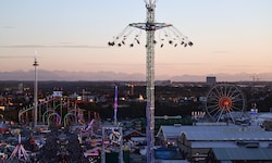 Schockierende Momente für 32 Gäste im 80 Meter hohen Jules-Verne-Tower am Samstag. Sie mussten ...