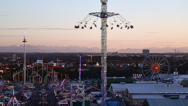 Schockierende Momente für 32 Gäste im 80 Meter hohen Jules-Verne-Tower am Samstag. Sie mussten ...