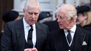 König Charles hat am Donnerstag kurzen Prozess mit seinem Bruder Andrew gemacht. Dem 65-Jährigen ...