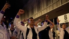 Nach dem Derbysieg wurden die Austria-Kicker daheim in Favoriten euphorisch gefeiert.