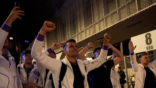 Nach dem Derbysieg wurden die Austria-Kicker daheim in Favoriten euphorisch gefeiert.