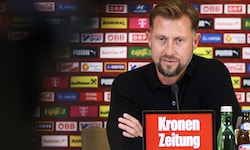 Co-Trainer Lars Kornetka vertrat Teamchef Ralf Rangnick bei der Kaderbekanntgabe.