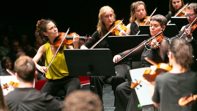 Lorenza Borrani (l.) eröffnete das erste Abokonzert mit Rossinis Ouvertüre zur Oper „Il Barbiere ...