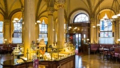 Das Interieur des Café Central, das als Wiener Kaffeehaus zum immateriellen UNESCO-Kulturerbe ...