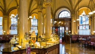 Das Interieur des Café Central, das als Wiener Kaffeehaus zum immateriellen UNESCO-Kulturerbe ...