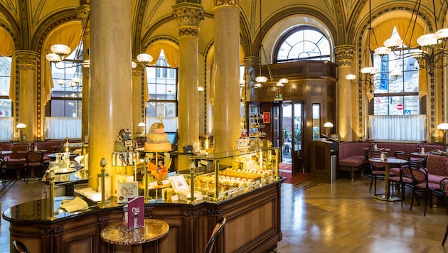 Das Interieur des Café Central, das als Wiener Kaffeehaus zum immateriellen UNESCO-Kulturerbe ...
