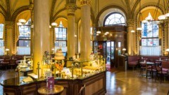Das Interieur des Café Central, das als Wiener Kaffeehaus zum immateriellen UNESCO-Kulturerbe ...