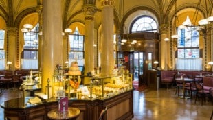 Das Interieur des Café Central, das als Wiener Kaffeehaus zum immateriellen UNESCO-Kulturerbe ...