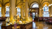 Das Interieur des Café Central, das als Wiener Kaffeehaus zum immateriellen UNESCO-Kulturerbe ...