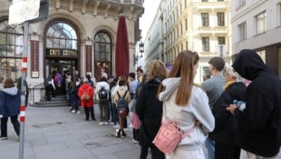 Ein gewohntes Bild: Lange Menschenschlangen vor dem Café Central in der Wiener Innenstadt