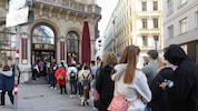 Ein gewohntes Bild: Lange Menschenschlangen vor dem Café Central in der Wiener Innenstadt