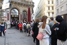 Ein gewohntes Bild: Lange Menschenschlangen vor dem Café Central in der Wiener Innenstadt