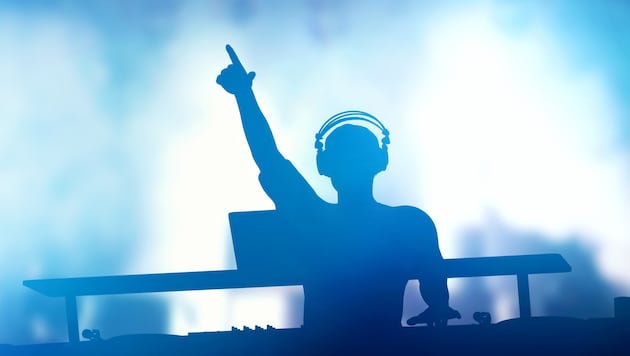 Mitglieder der Freiheitlichen Jugend haben in Gosau „Deutschland den Deutschen, Ausländer raus!“ ...