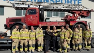 Die Feuerwehr Schwaz übergab die legendäre Drehleiter an jenen Verein, der künftig weitere ...