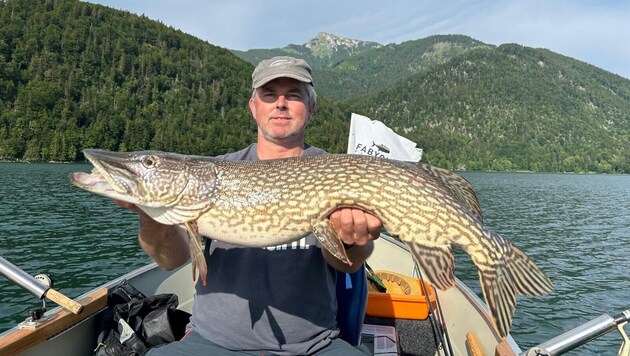 Klaus Berg mit einem kapitalen Hecht, gefangen in Oberösterreich.
